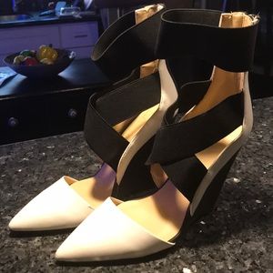 Wedge black and white pump